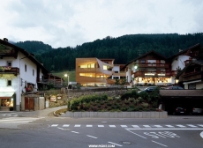 立方体小屋（Cube House）