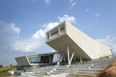 迈拉商学院(Myra-School of Business)