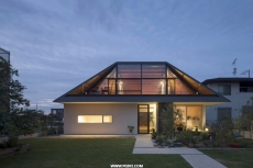 日本四坡屋顶别墅（House with a Large Hipped Roof）