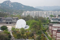 普拉达翻转建筑